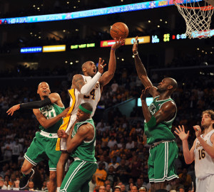 Kobe Bryant jumps up to score 15/6/2008